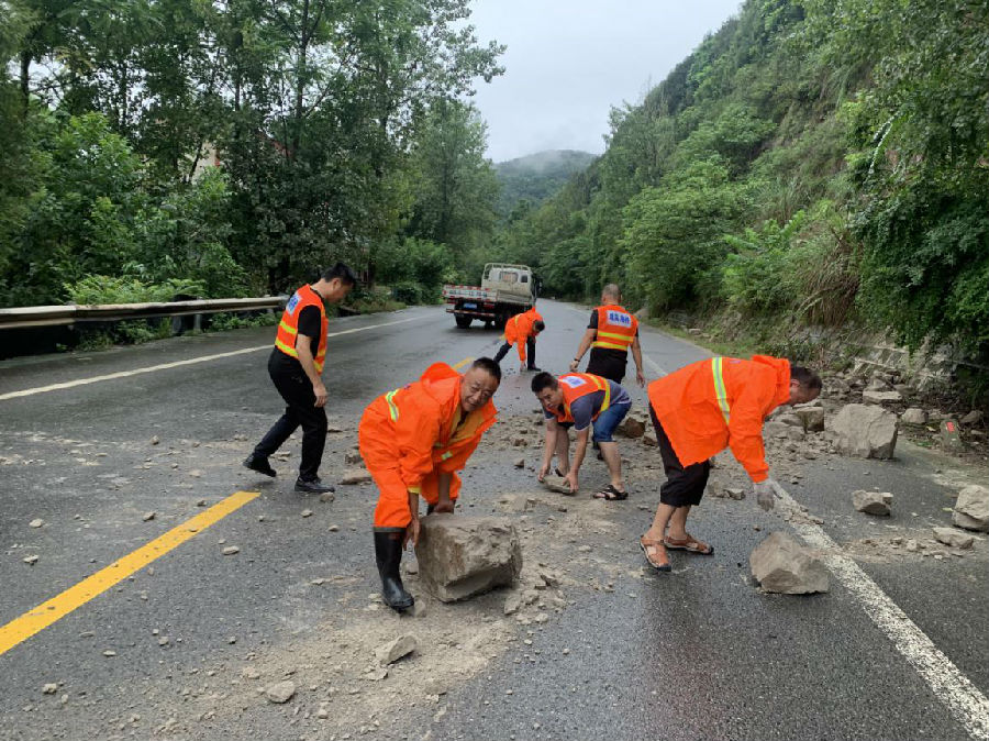 行動(dòng)迅速 全力排險(xiǎn) 沉著應(yīng)對(duì)彰顯路橋擔(dān)當(dāng)1.jpg 52598bdfe12833bc22cbe9ce4a25dd25.jpg