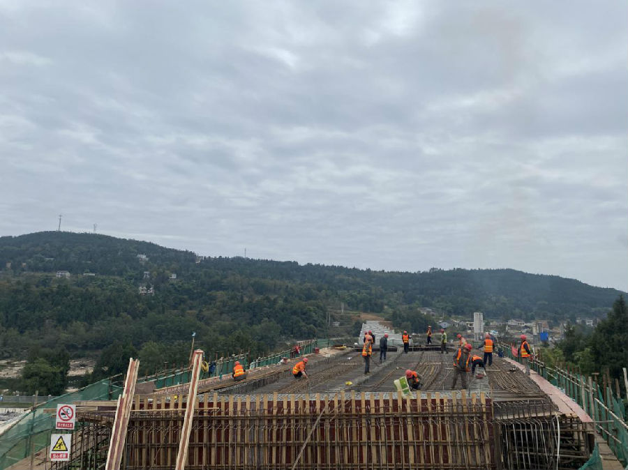 梓潼縣交通運(yùn)輸局局長(zhǎng)趙云一行檢查指導(dǎo)S209線梓潼縣城至江油河口段改建工程2.jpg 6591a7f7c4d9d2cefe3504827073603e.jpg