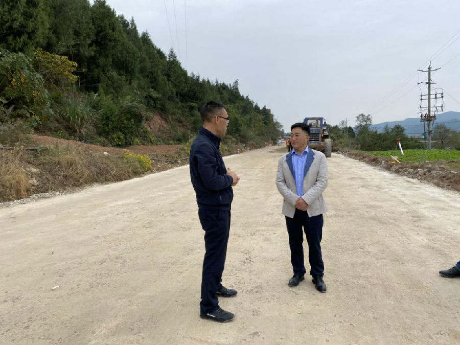 梓潼縣交通運(yùn)輸局局長(zhǎng)趙云一行檢查指導(dǎo)S209線梓潼縣城至江油河口段改建工程1.jpg f8e3670dbb5386ca8ae0a20465bb9b27.jpg
